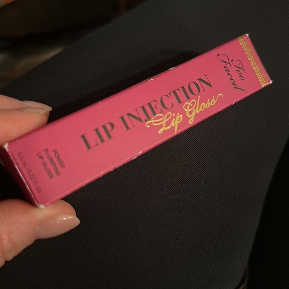 TOO FACED Lip Injection Power Plumping Hydrating Lip Gloss -PEOPLE PLEASER. - Picture 6 of 10